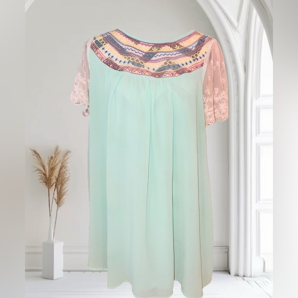 Umgee Womens Babydoll Top Blouse Size Large Mint Green Boho Lace Eyelet Sleeves